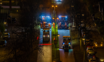 20251107 Asfalteren deklaag nacht Westbroekerweg Velserbroek edit (001 van 002).jpg