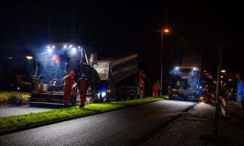 20251107 Asfalteren deklaag nacht Westbroekerweg Velserbroek edit (002 van 002).jpg