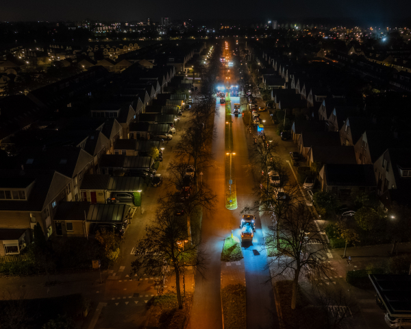 20251107 Asfalteren deklaag nacht Westbroekerweg Velserbroek (003 van 016).jpg