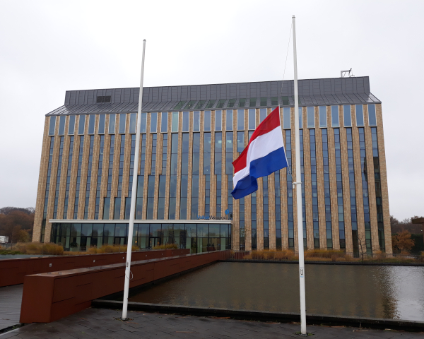 Concernkantoor halfstok.jpg