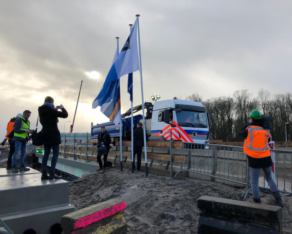 Elektrische vrachtwagen bij opening circulair viaduct 2.jpg