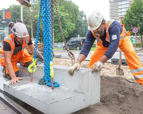20200825 Nieuwe Halte band tram en busbaan Linnaeusstraat Amsterdam 002-005.jpg